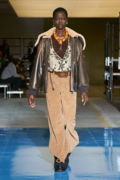 Look 16